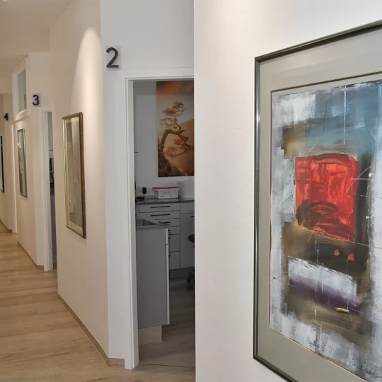 Blick vom Flur in die Behandlungsräume